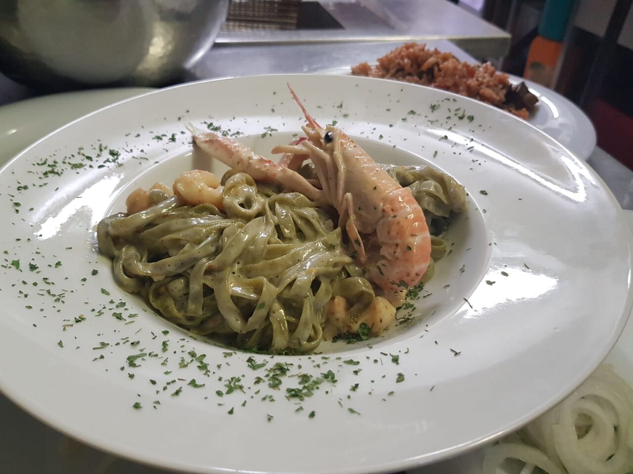 Zeleni rezanci sa škampima