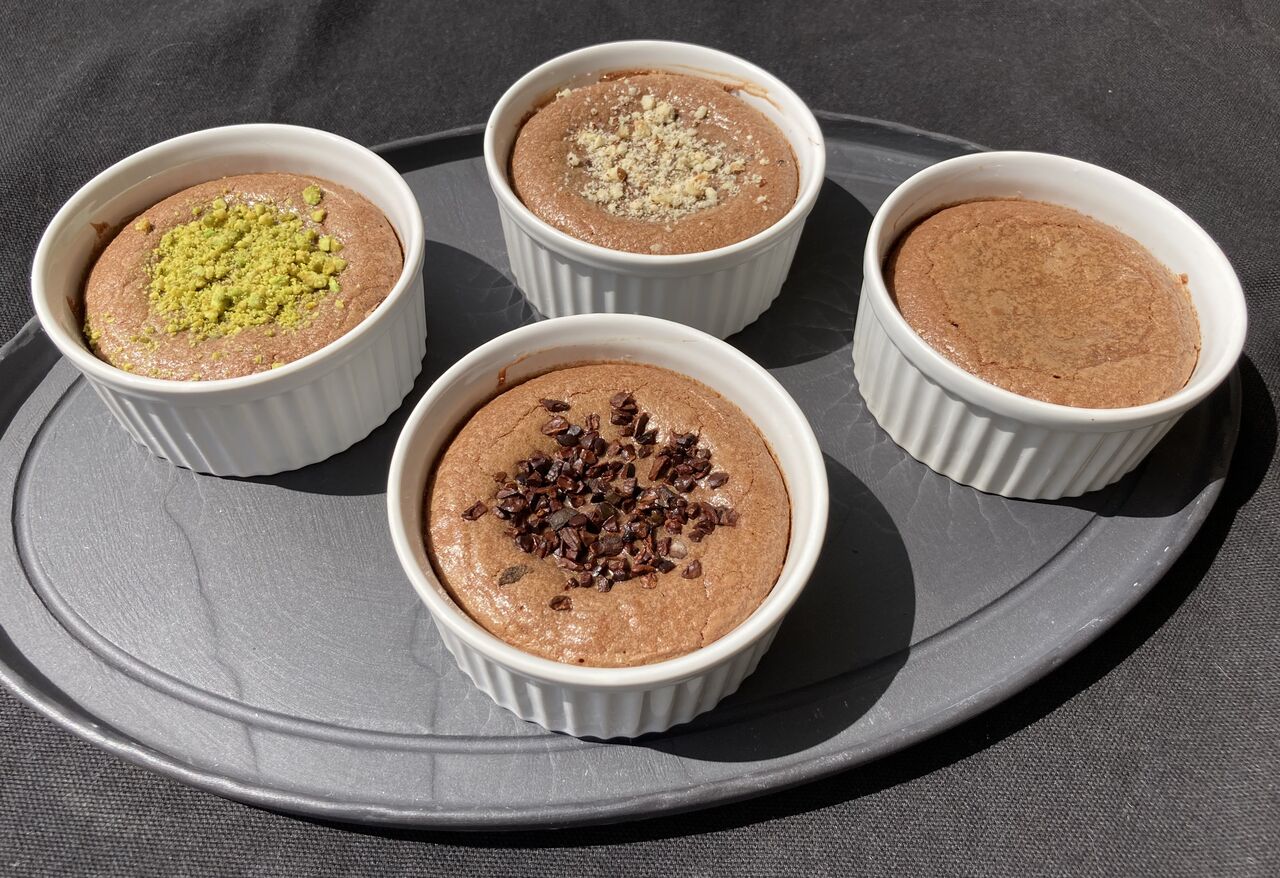 Le moelleux au chocolat, parsemé de pistaches, noisettes, pépites de chocolat...