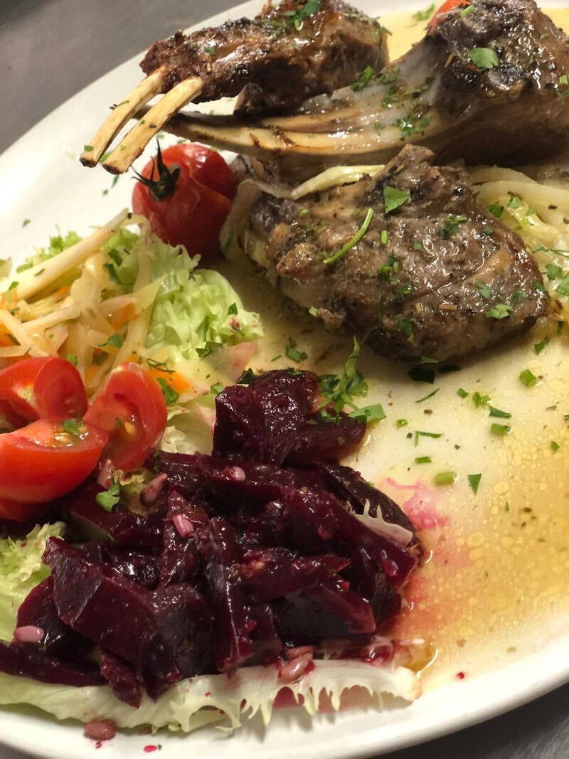Courronne d'agneau cuite à basse température au four, accompagnée de pâtes grecques et d'une salade. 19€ à emporter. 