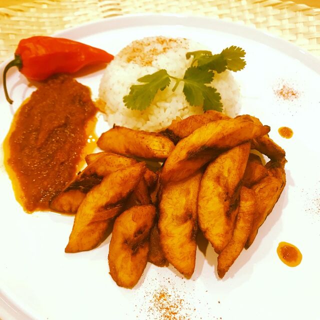 Banane plantain + Semoule de manioc accompagné de sauce tomate pimentée