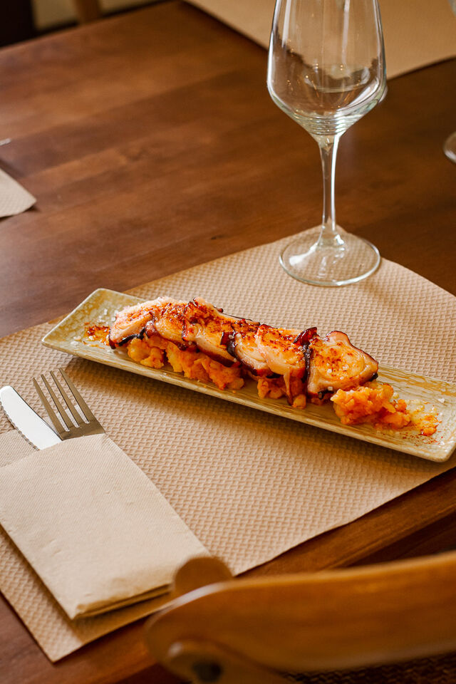 Pulpo a la gallega sobre patata revolcona