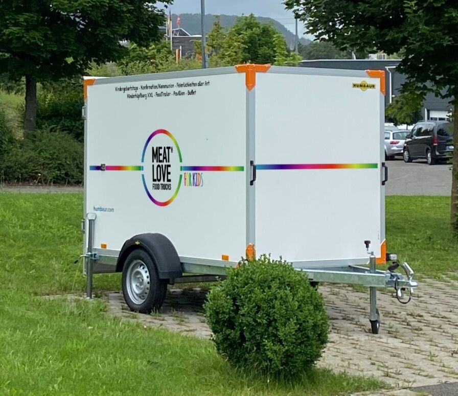 Für grössere Kinderveranstaltungen kommen wir auch gerne mit unserer xxl Hüpfburg. Man muss allerdings 100qm Stellfläche haben. 