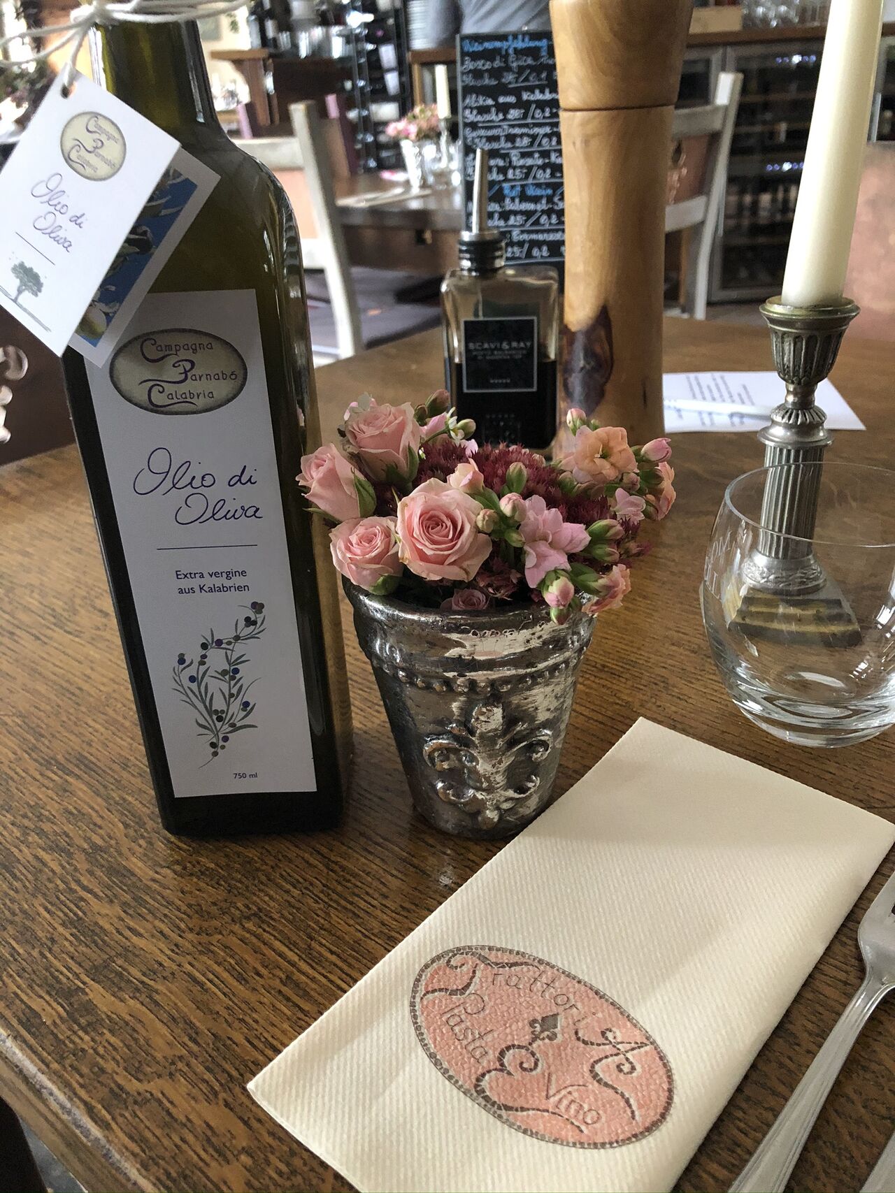 Unser hauseigenes Olivenöl aus den Olivenhainen in Calabeien