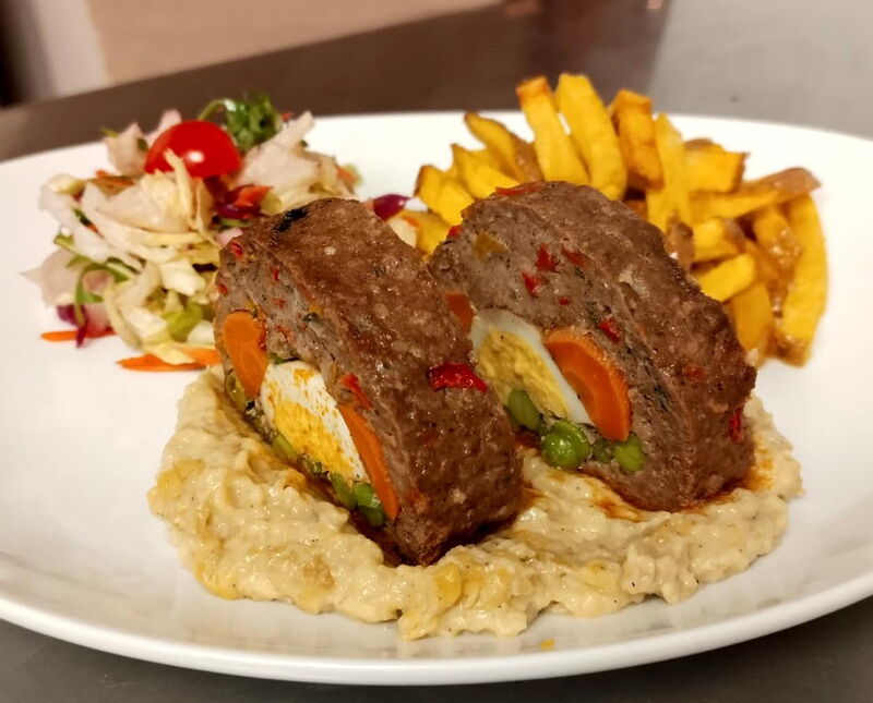 Roulade de viande haché sur le lit de caviar d'aubergine