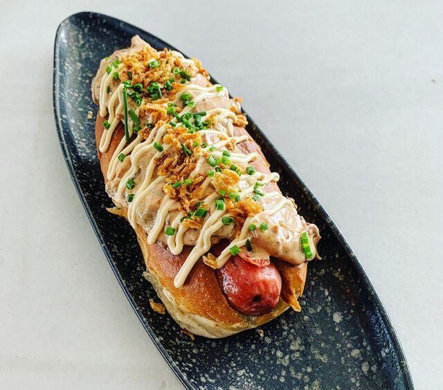 Hot dog de salchicha ibérica y salsa de bacon.