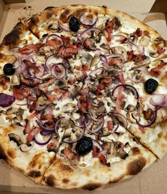 LA FORESTIERE
Crème fraîche, mozzarella, champignons frais, oignons rouges
lardons, olives