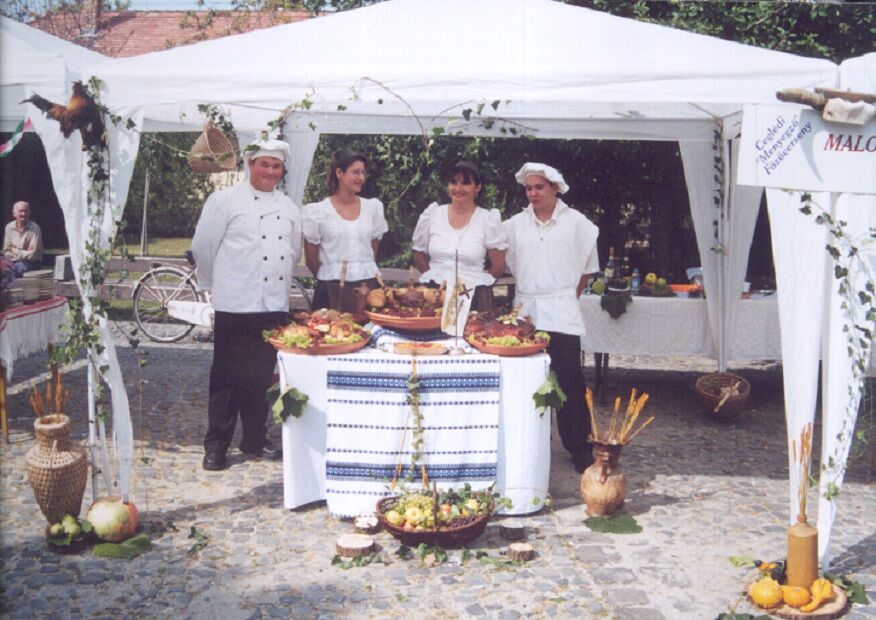 2002 Cegléd városi menyegző főző verseny II. helyezés kimagasló teljesítményért!