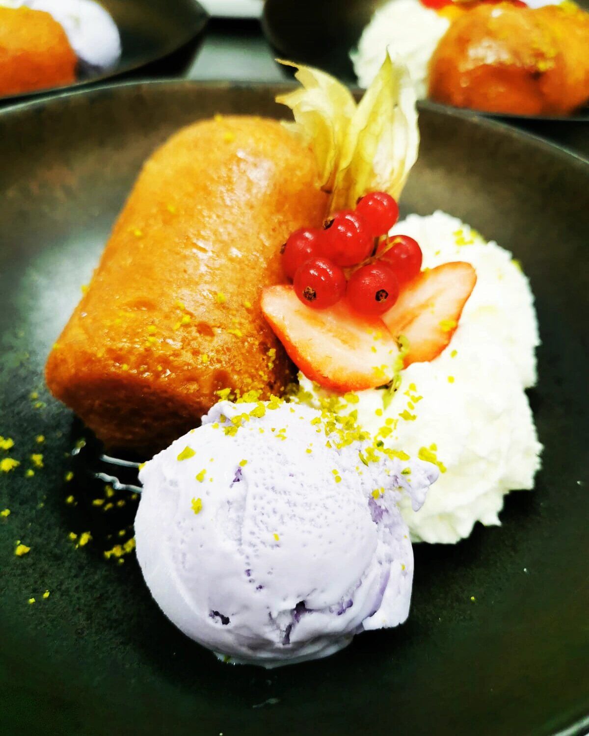 Baba Limoncello crème glacée a la violette, crème fouetté 