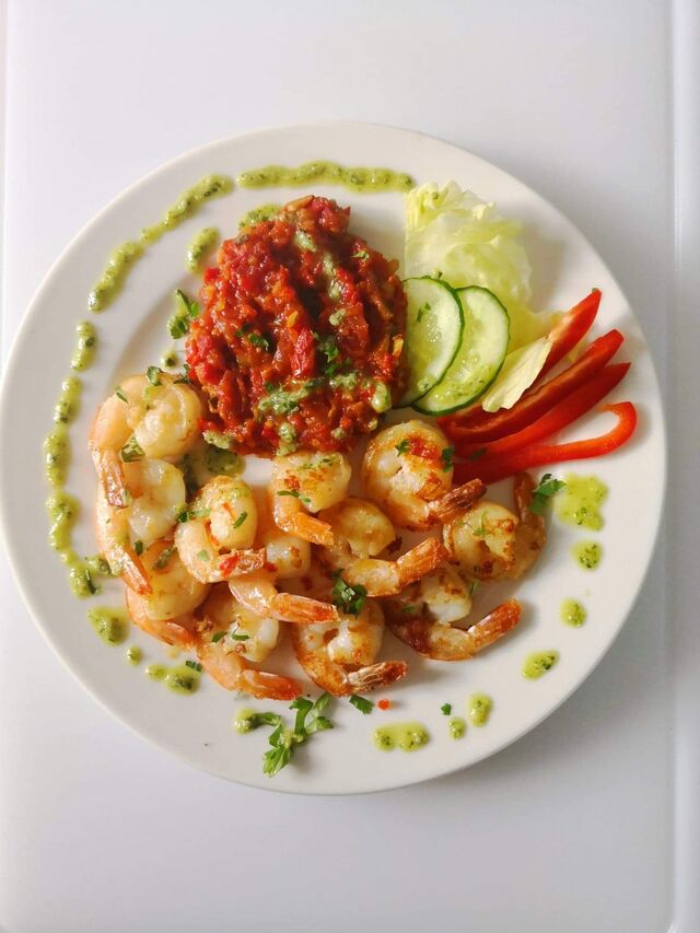Krewetki z salsą pomidorową