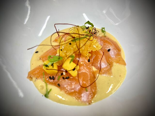 Tiradet de salmó amb mango i citrics