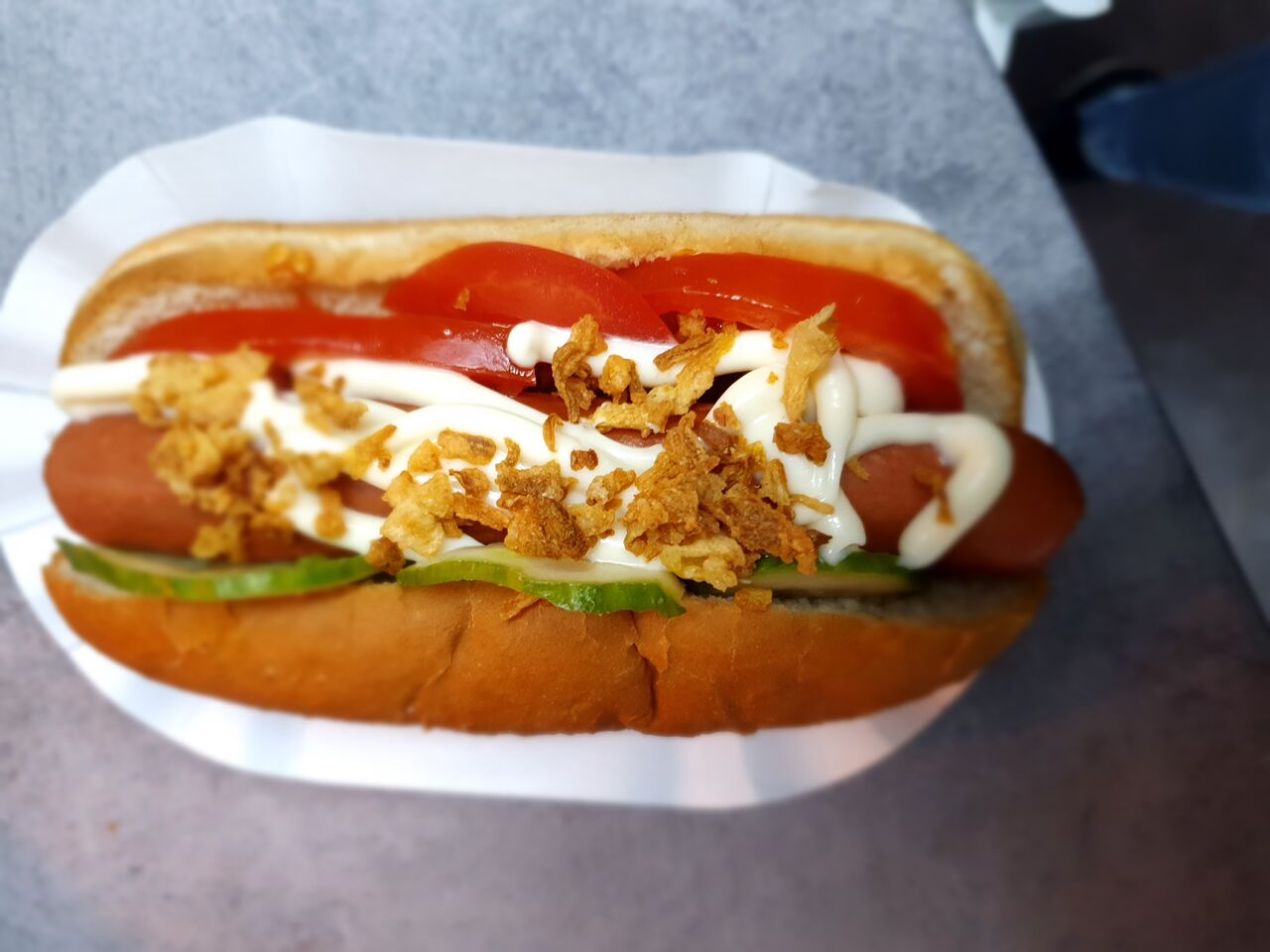 Diesel Hot-dog
( virsli füstölt sajt, pirított hagyma, paradicsom, uborka )
500 Ft
