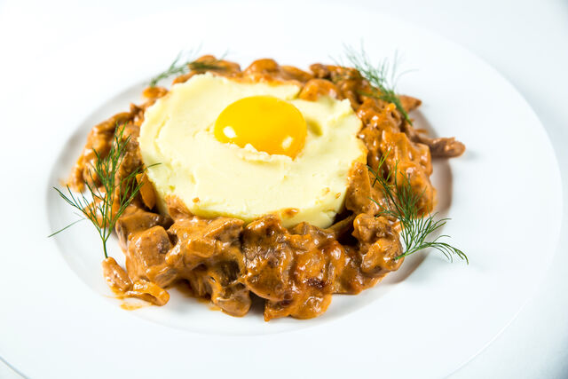 Біфстроганов з телятини з білими грибами та яєчним жовтком.