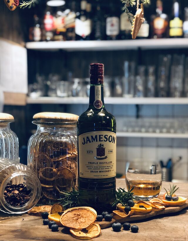 Chcemy Was zaprosić na whiskey! Proponujemy Jamesona, który jest odmianą irlandzkiej whiskey typu blended.