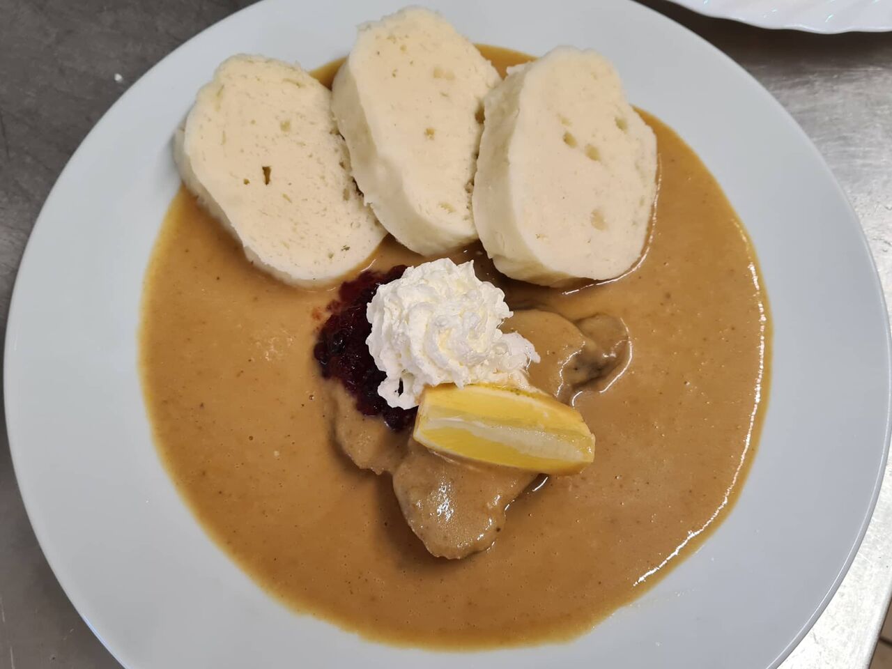 Rinderbraten in Rahmsoße mit Preiselbeeren und böhmischen Knödeln