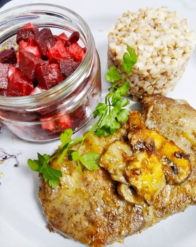 *Rosół z kaczki
*Pieczona karkówka
*Kasza gryczana
*Buraczki na zimno 