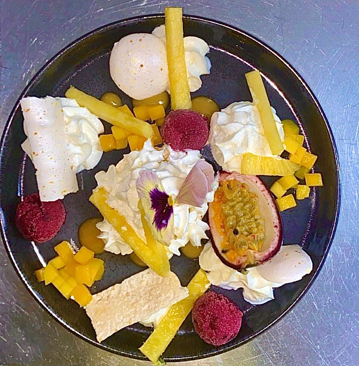 Pavlova aux fruits exotiques