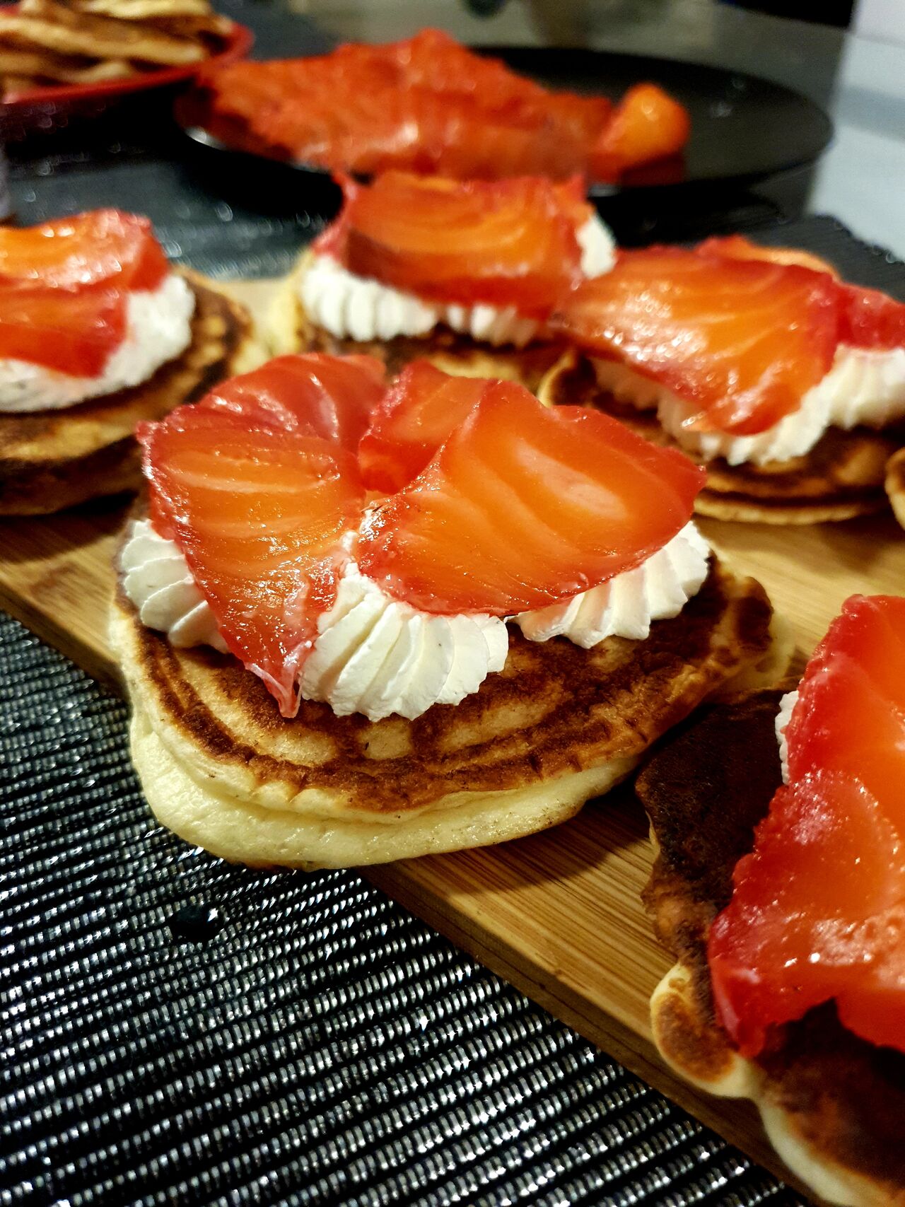 Blinis maison de saumon gravlax sur chantilly citronnée