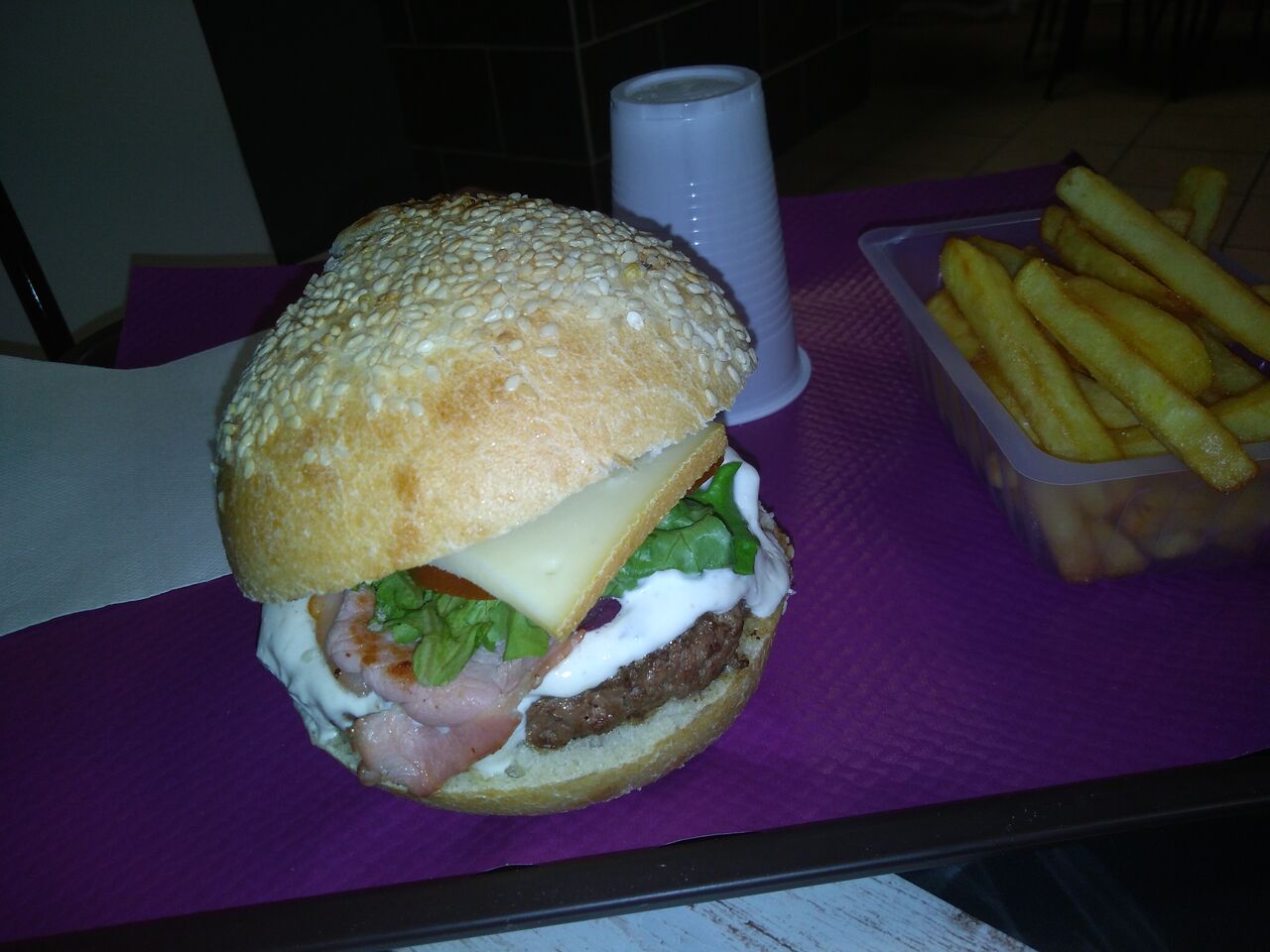 Hamburger steak 150g oignons rouge 'salade' tomate'sauce blanche maison 'bacon