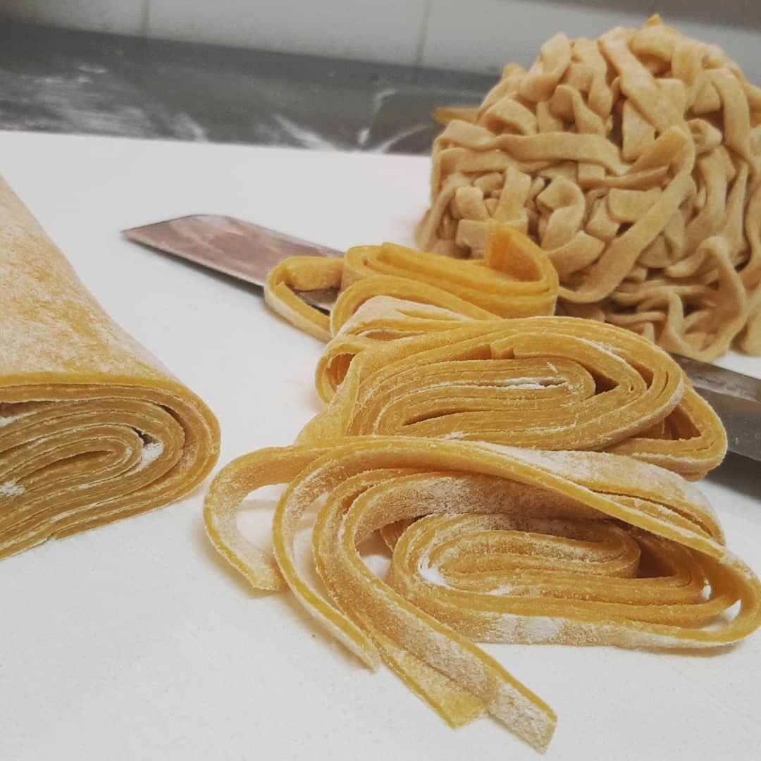 Fettuccine all'uovo tagliate a mano.