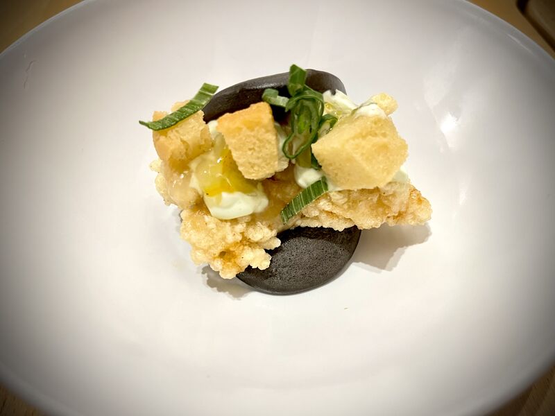 Bao “bocata de calamars” amb yuzu i wasabi