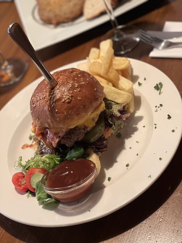 Hovězí burger - prorostlý hovězí mletý krk 200g s grilovanou cibulkou, rajčetem, cheddarem a hranolky s česnekovým dipem