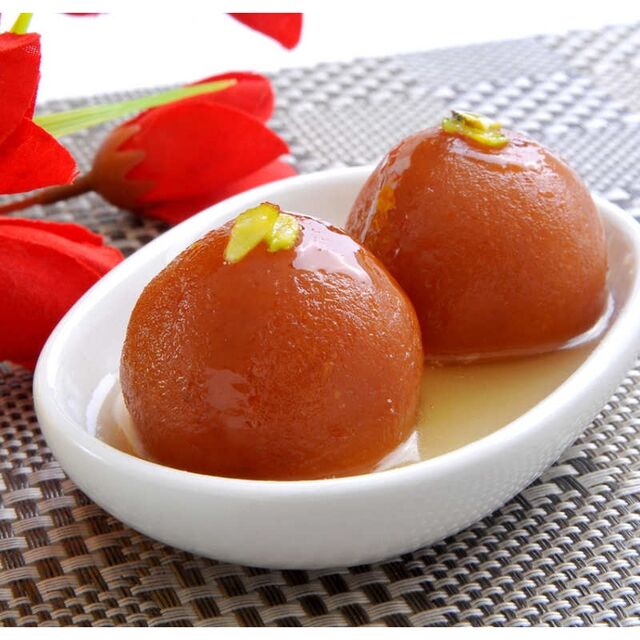 Gulab Jamun (dessert, boules de pâte frites dans l'huile et enrobées d'un sirop d'eau de rose)