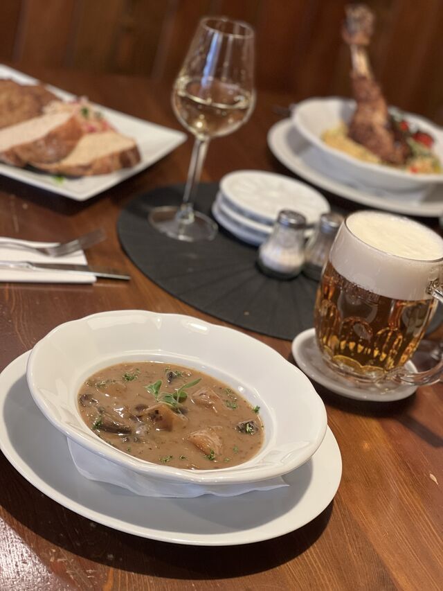 Bramboračka se slaninou, hříbky a smetanou 