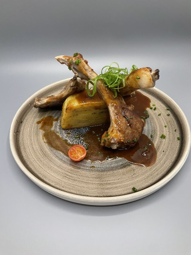 Les côtes d'agneau, pressé de pomme de terre à la truffe, jus de viande