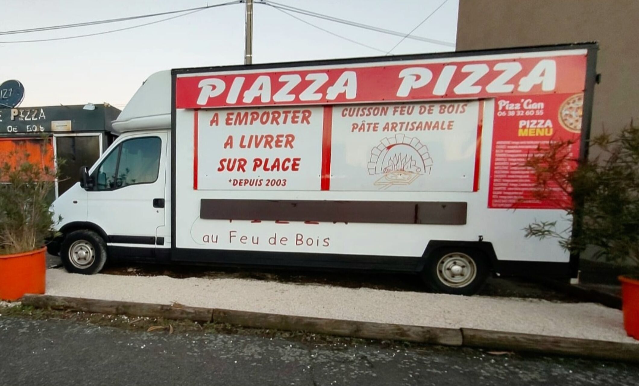 Découvrez l'authenticité et le goût unique de nos pizzas artisanales cuites au feu de bois.