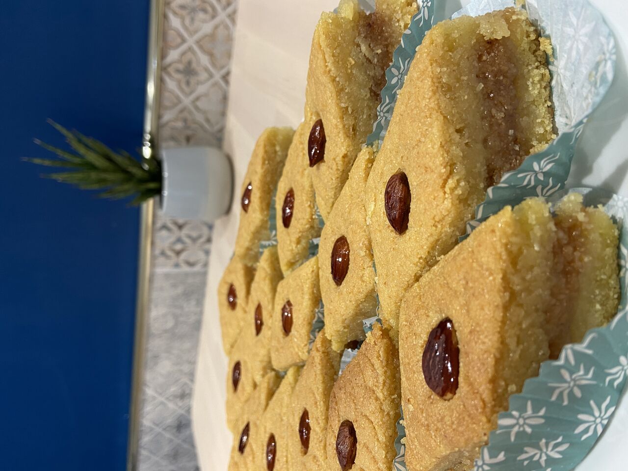 Pâtisserie orientale maison, différentes chaque semaine.