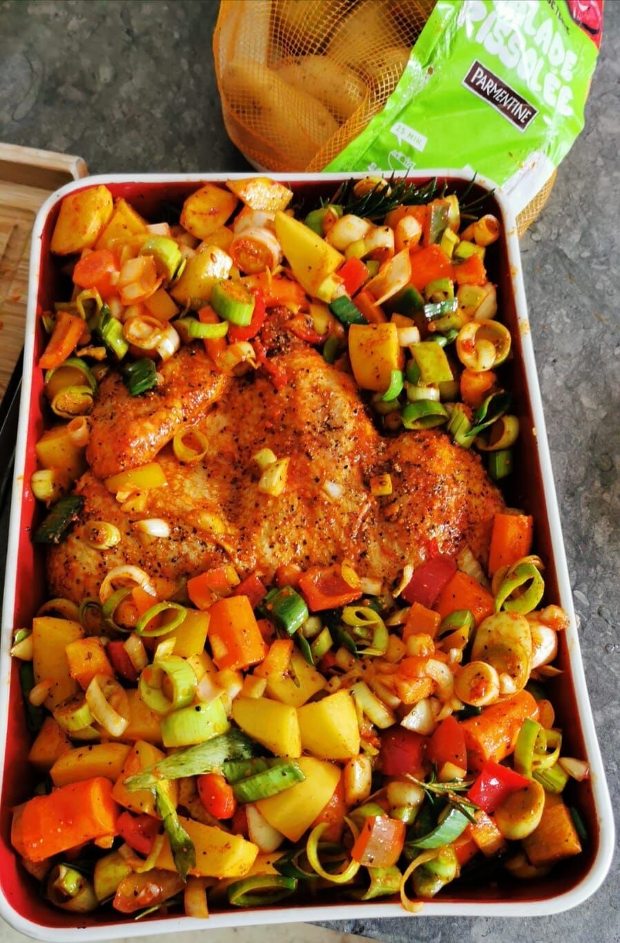Poulet rôti a plat aux épices des Antilles et légumes.