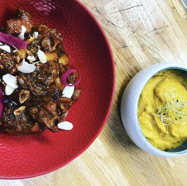 Tajine de volaille aux fruits secs et aux épices & purée de carottes au cumin 