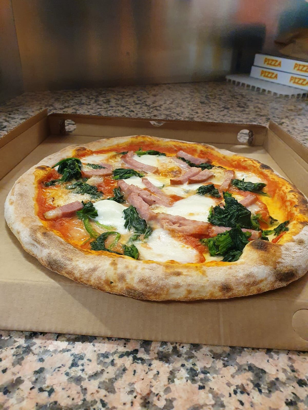 Provate la nostra verace 13: pomodoro mozzarella fior di latte porchetta spinaci taleggio e basilico