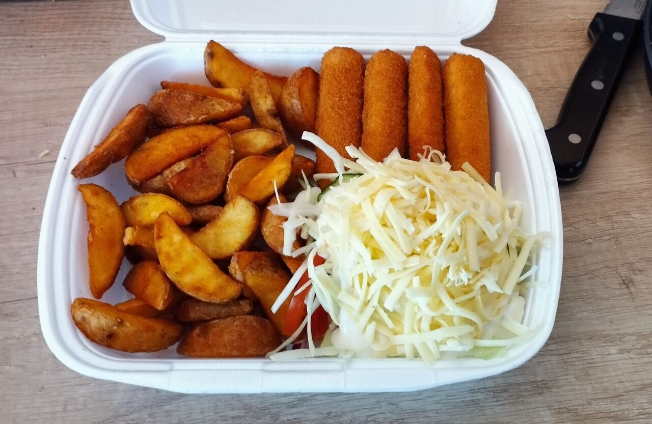 Rántott halrudacskák, steakburgonyával, friss salátával, választható mártással