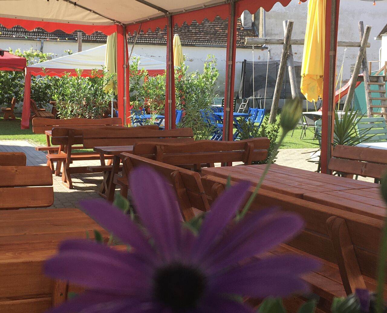Teilüberdachter Gastgarten