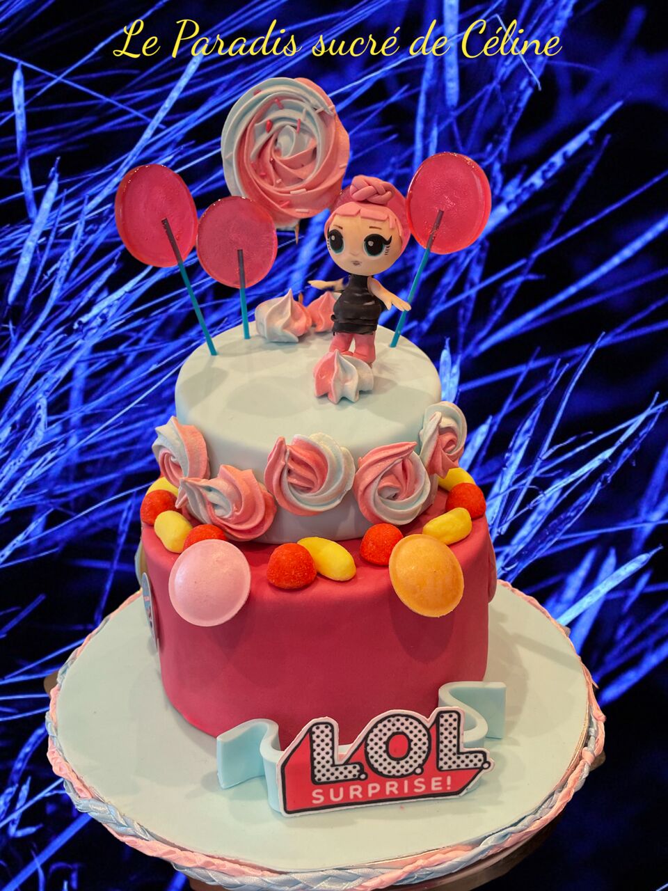 Cake design Poupée Lol .Gateau vanille , une ganache Kinder bueno et de la pâte a sucre.