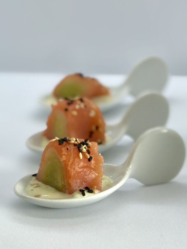 Maki de saumon et poireau, sauce au wasabi