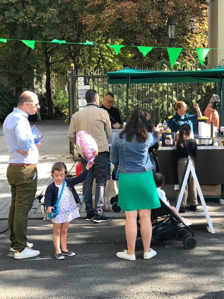 Nous sommes heureux de voir de grands sourires et les yeux pétillant des enfants, devant notre stand de Crêpes et hot-dogs 