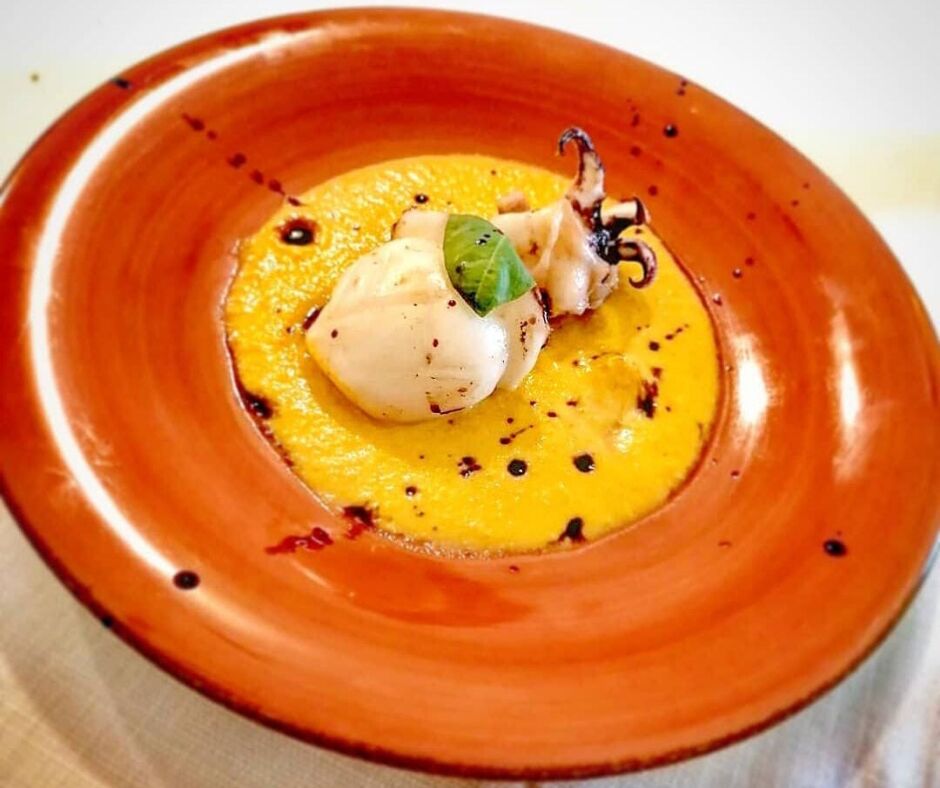 Seppia fresca nostrana su crema di pomodorini gialli e aceto balsamico al peperoncino