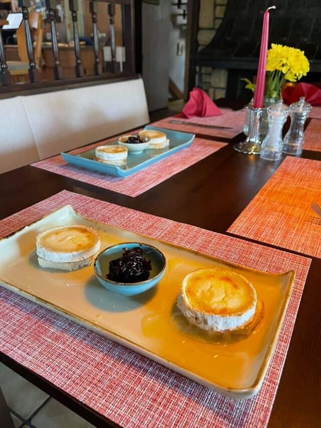 Überbackener Ziegenkäse mit rote Zwiebelmarmelade