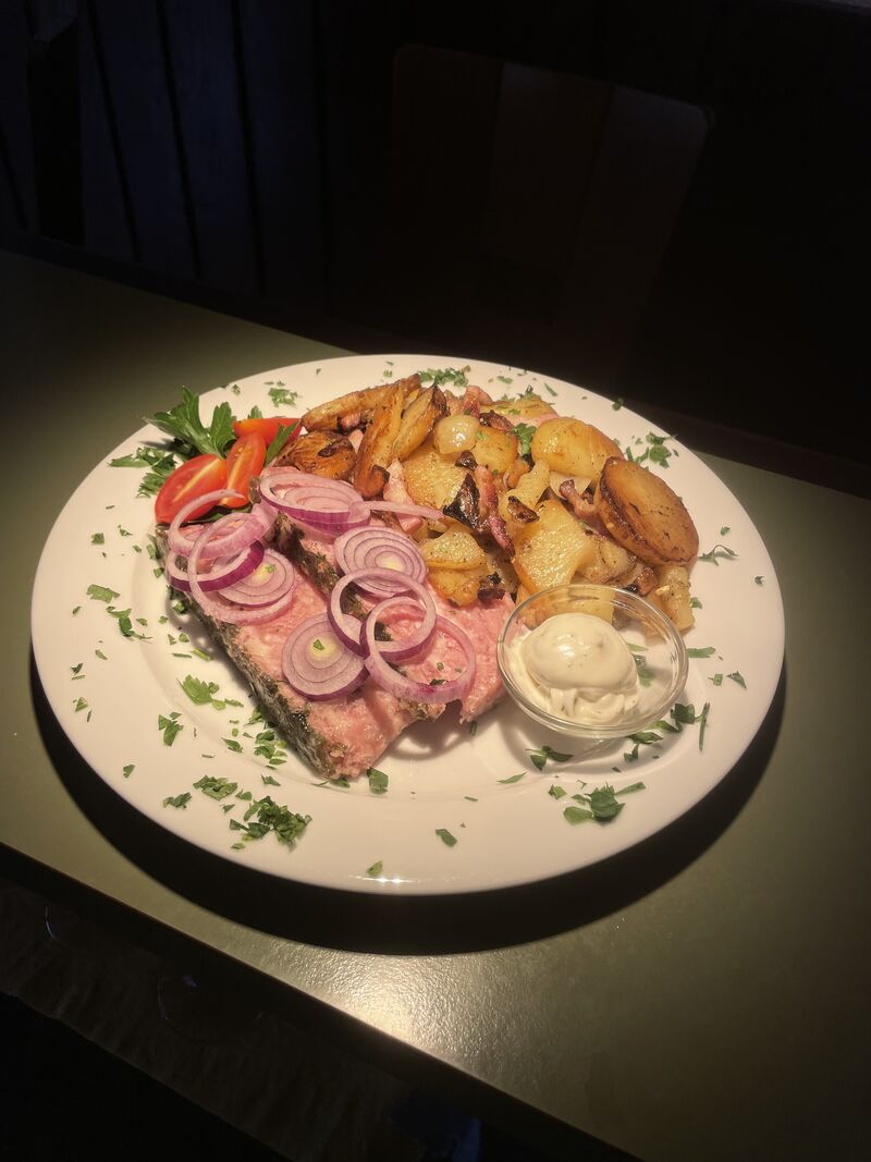 Selbstgemachte Sülze dazu Bratkartoffeln und Remoulade