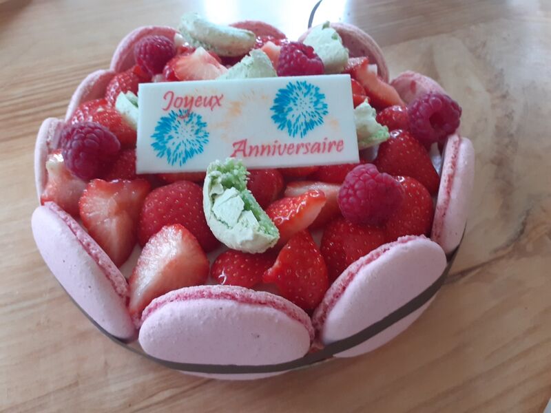CHARLOTTE MACARONS FRAISES
6 personnes 24€