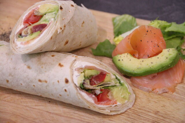 Wrap saumon fumé, avocat, fromage frais, tomate, crudités