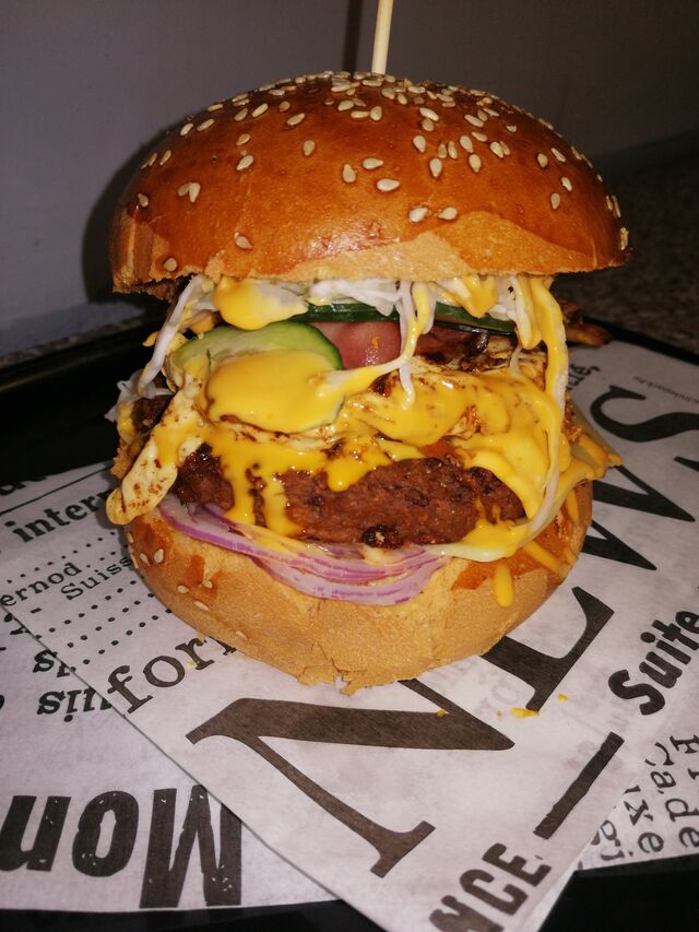 Marha hambi. Piritott buci, 160gr marha hús, pirított hagyma,jégsali, lila hagyma, uborka, pari, hambi szósz 2390ft