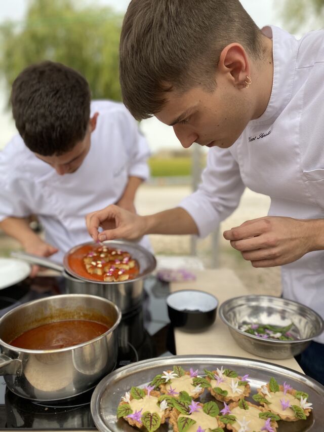 Vicent y Angel empatando en el concurso del allipebre creativo
