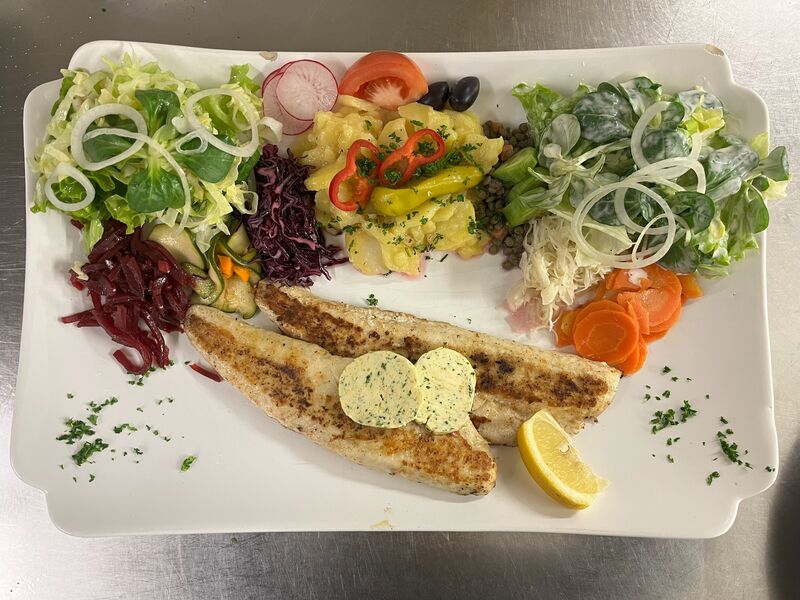 Zanderfilet mit Salatplatte