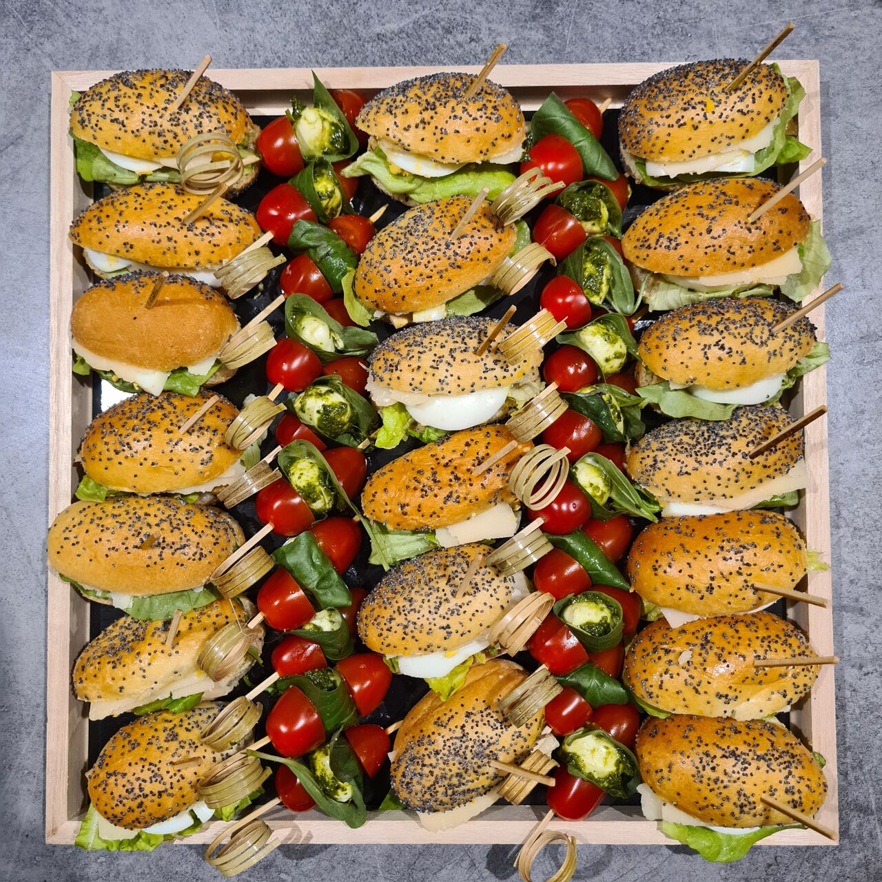 Navettes façon salade César et brochettes de tomate et mozzarella au basilic