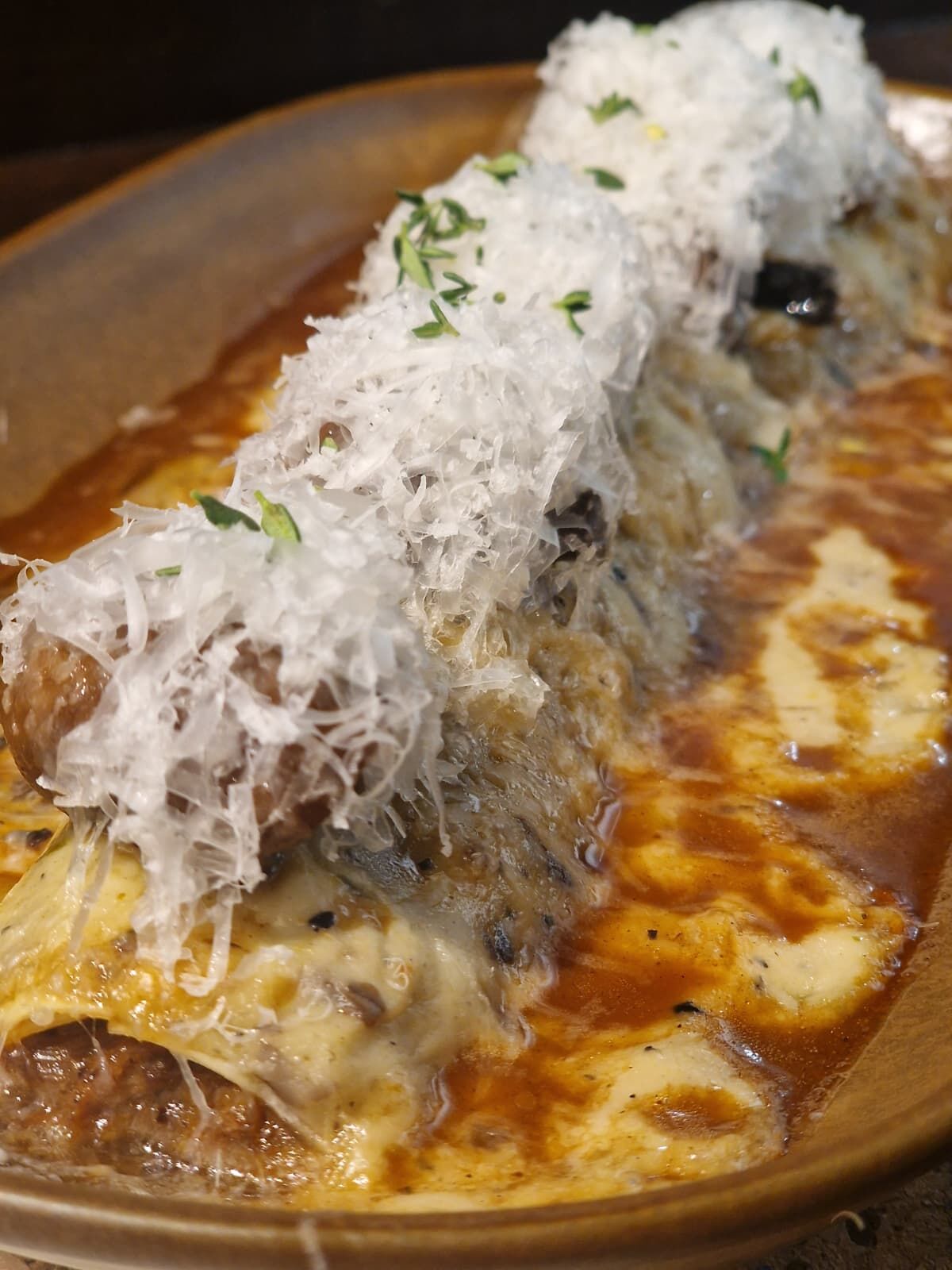 Canelón de carilleras con bechamel de setas y hongos en escabeche