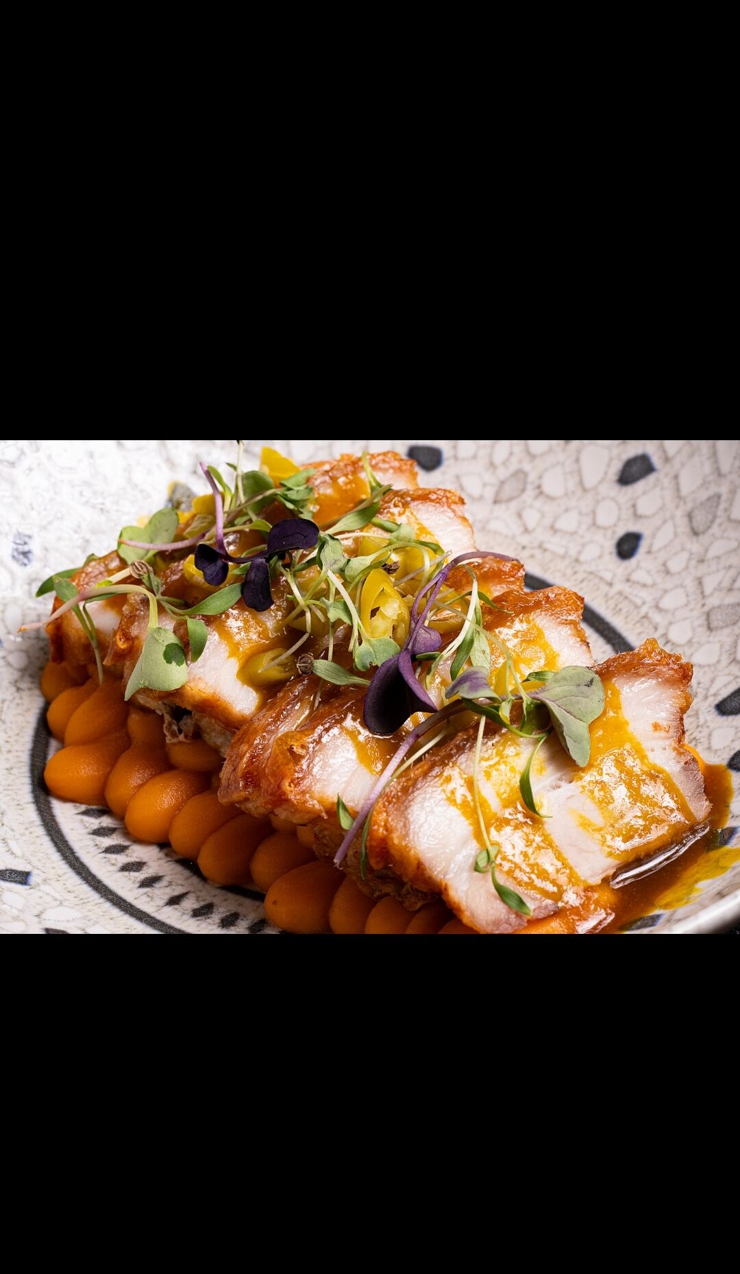 Panceta a dos cocciones sobre parmentier de boniato y salsa nam jim