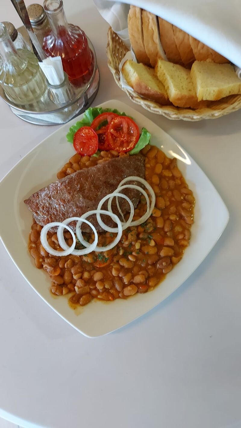 Punjena pljeskavica, zapečeni grah, salata